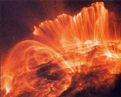 Выбросы горячей плазмы огромной массы Аркада петель на солнечном лимбе после вспышки — высвечивает корональные магнитные поля, заполненные плазмой.